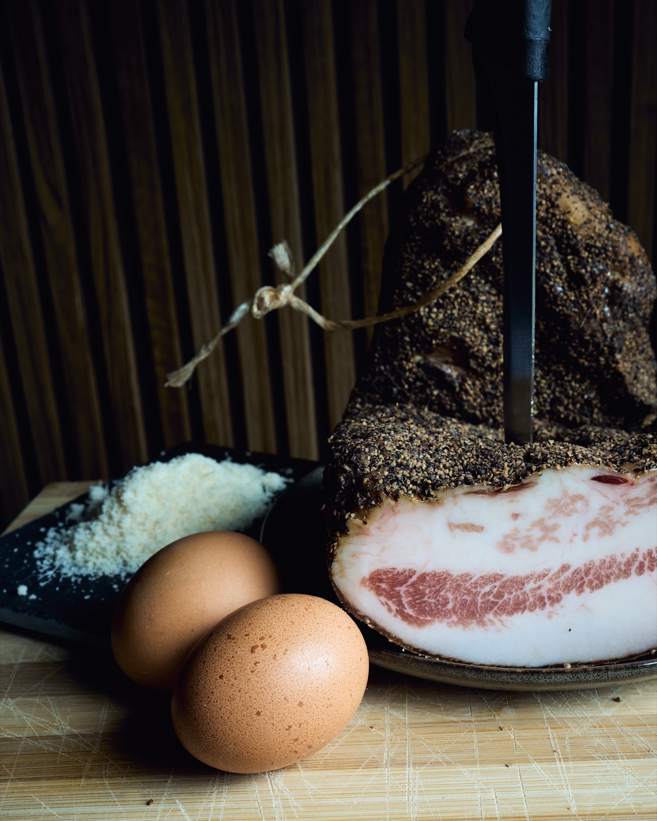 Guanciale, queso y huevos para pasta italiana